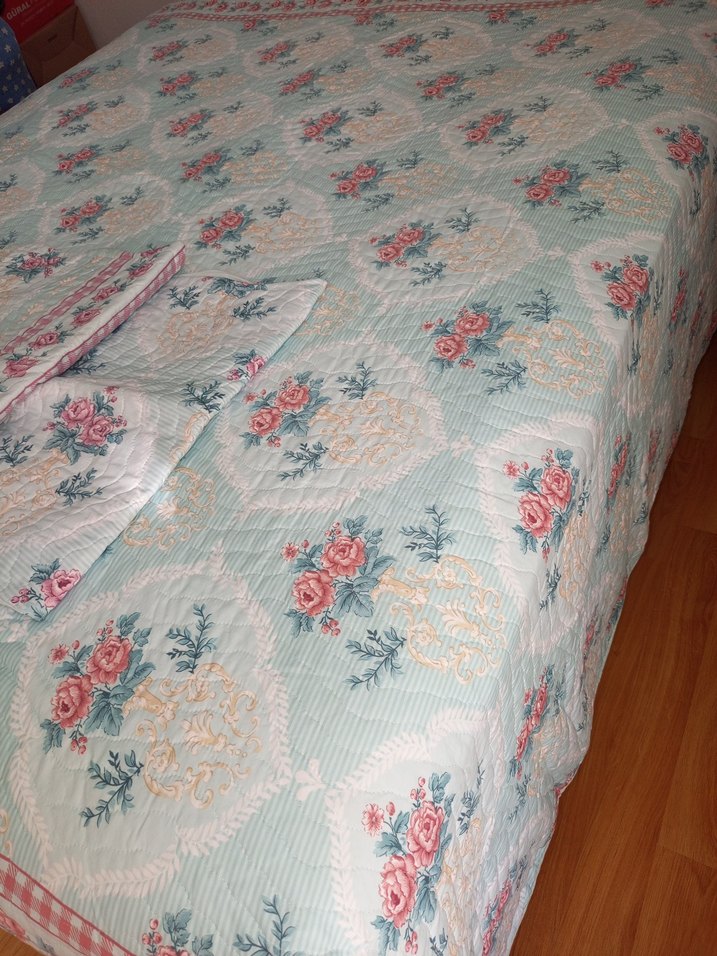 Çiçek Desenli Pastel Renkli Yatak Örtüsü - Görsel 2