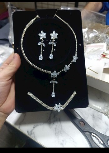 Beyaz Pullu Çiçek Desenli 3 lü Kadın Takı Seti - Görsel 3