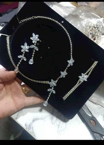 Beyaz Pullu Çiçek Desenli 3 lü Kadın Takı Seti - Görsel 4