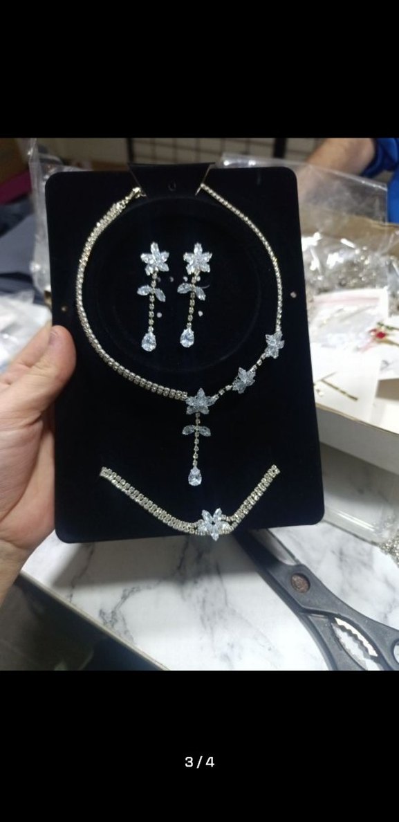 Beyaz Pullu Çiçek Desenli 3 lü Kadın Takı Seti - Görsel 3