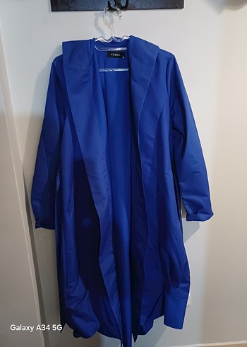 Mavi Uzun Drapeli Kadın Yağmurluk - Görsel 2