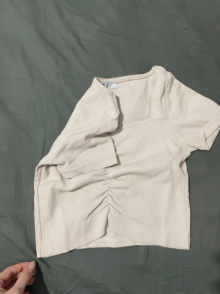 Kısa Kollu Bej Bluz - Görsel 2