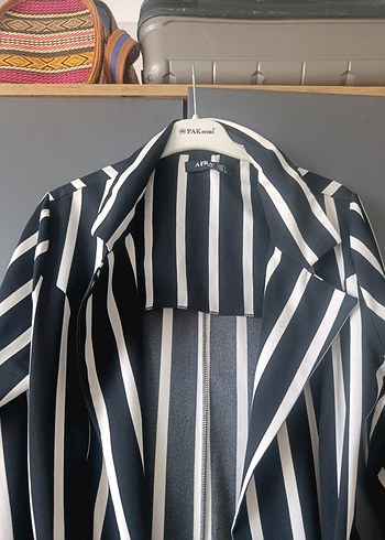 Uzun Siyah-Beyaz Çizgili Kadın Ceket - Görsel 3