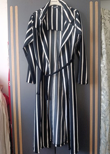 Uzun Siyah-Beyaz Çizgili Kadın Ceket - Görsel 2