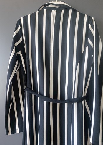 Uzun Siyah-Beyaz Çizgili Kadın Ceket - Görsel 6