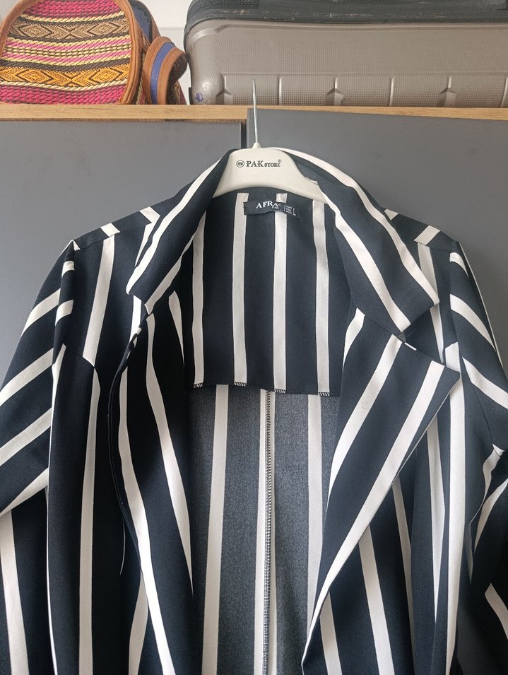 Uzun Siyah-Beyaz Çizgili Kadın Ceket - Görsel 3