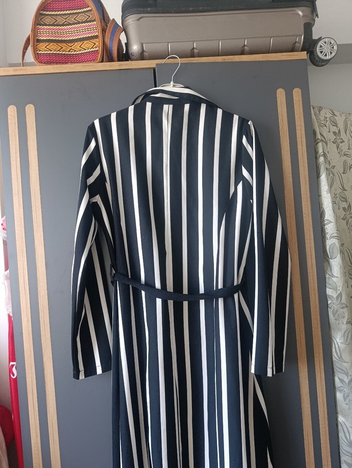 Uzun Siyah-Beyaz Çizgili Kadın Ceket - Görsel 4