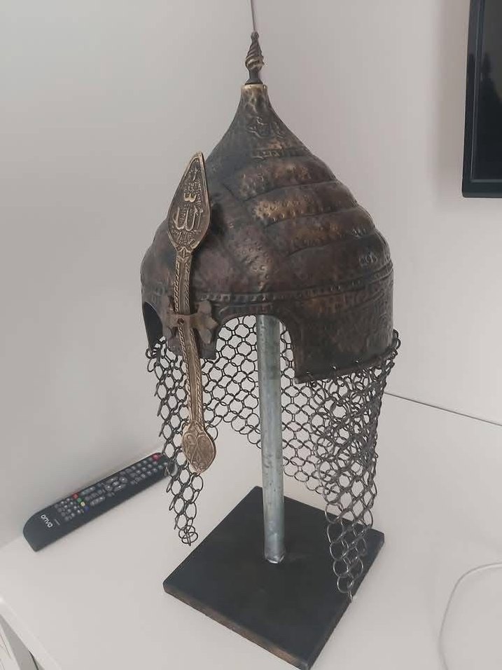 Altın Renkli Parlak Dekoratif Miğfer - Görsel 3