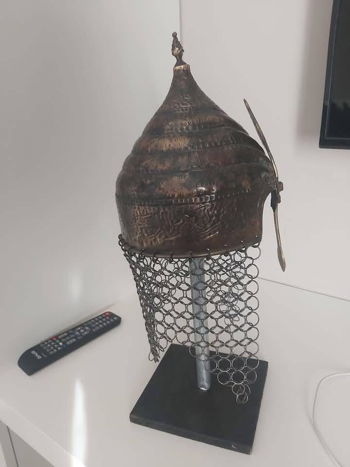 Altın Renkli Parlak Dekoratif Miğfer - Görsel 2