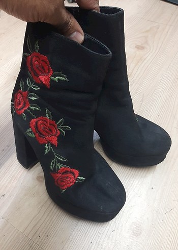 Nakışlı Siyah Süet Kadın Topuklu Bot - Görsel 5
