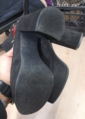 Nakışlı Siyah Süet Kadın Topuklu Bot - Görsel 7