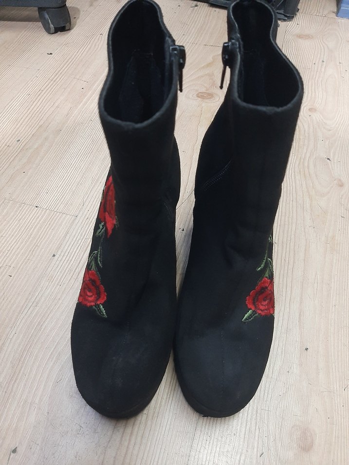 Nakışlı Siyah Süet Kadın Topuklu Bot - Görsel 4