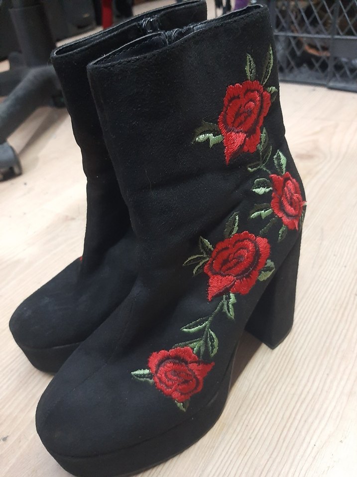 Nakışlı Siyah Süet Kadın Topuklu Bot - Görsel 2