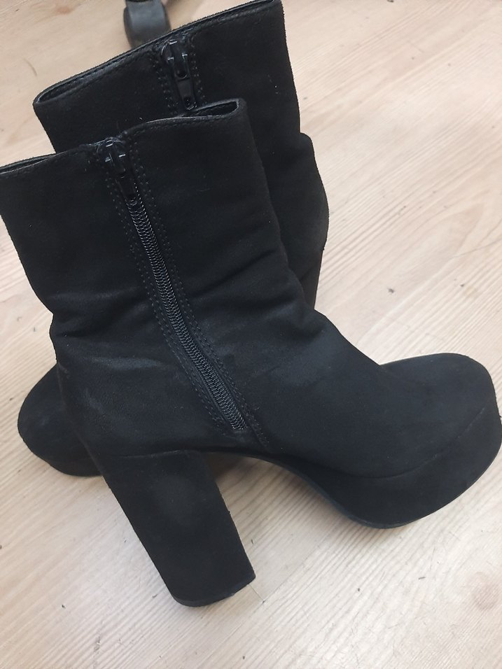 Nakışlı Siyah Süet Kadın Topuklu Bot - Görsel 3