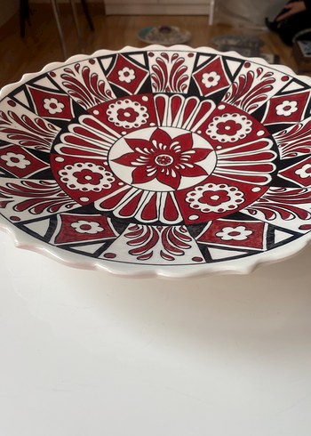 Kırmızı ve Siyah Desenli El Yapımı Çini Tabak - Görsel 2