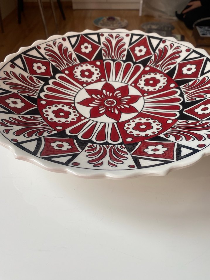 Kırmızı ve Siyah Desenli El Yapımı Çini Tabak - Görsel 2