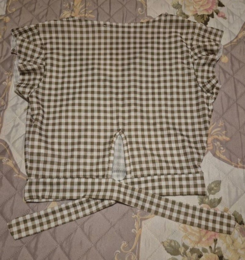 V yaka kısa kollu bağlamalı ekose bluz - Görsel 3