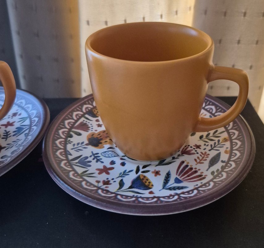 Kahverengi Seramik Kahve Fincanları ve Tabakları - Görsel 3