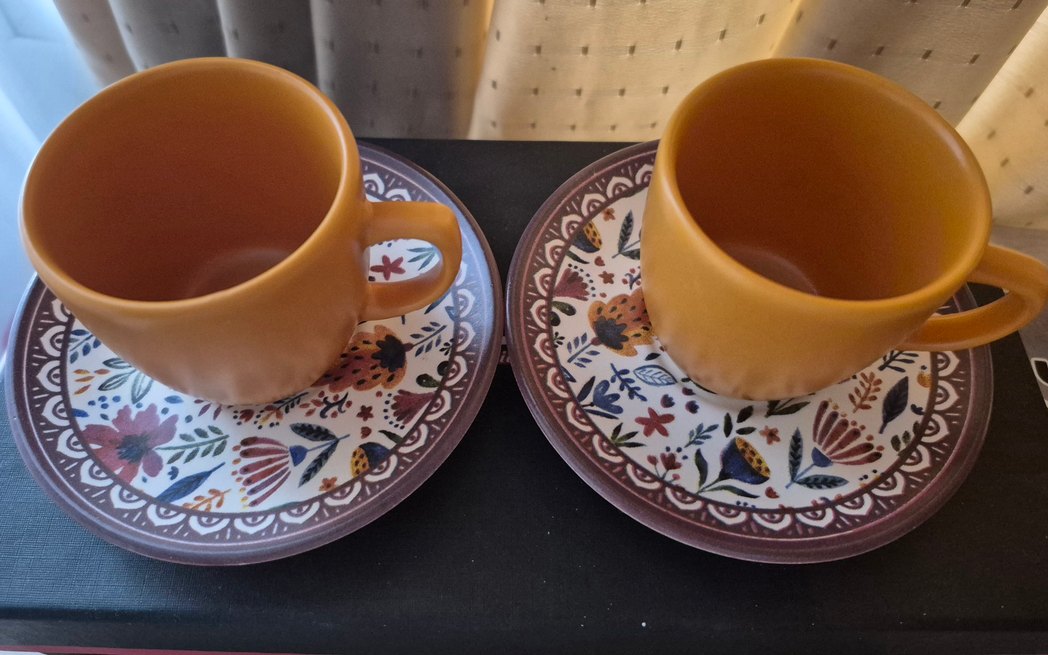 Kahverengi Seramik Kahve Fincanları ve Tabakları - Görsel 2