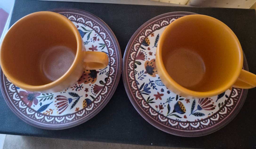 Kahverengi Seramik Kahve Fincanları ve Tabakları - Görsel 4