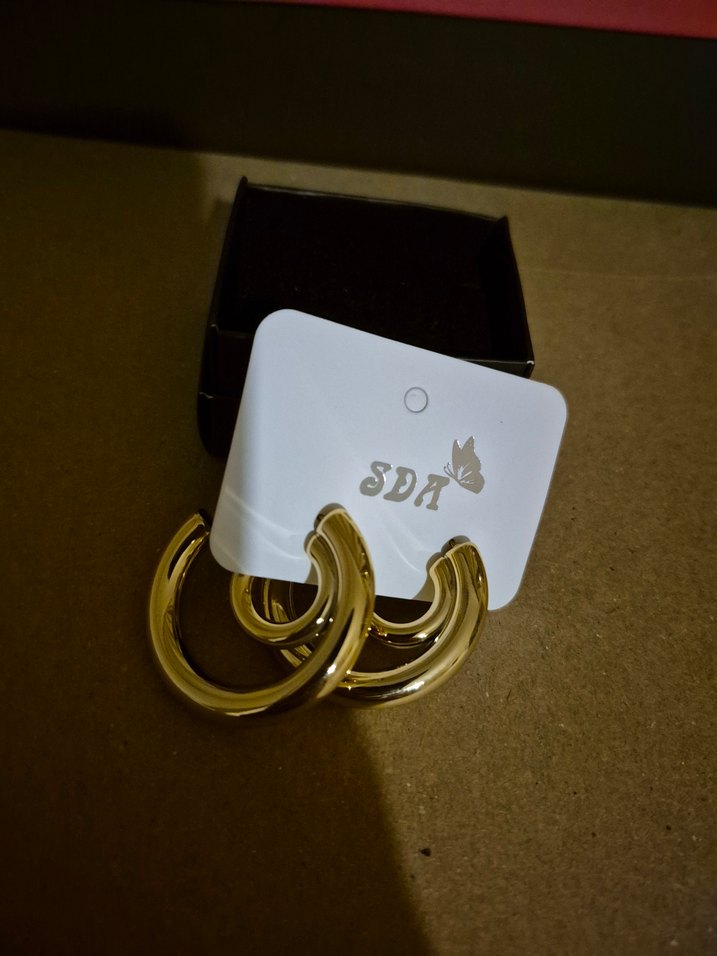 Mini Altın Tokalı Kadın Küpeler - Görsel 4