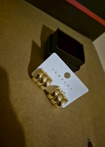 Mini Kemerli Altın Renk Kadın Küpeler - Görsel 4