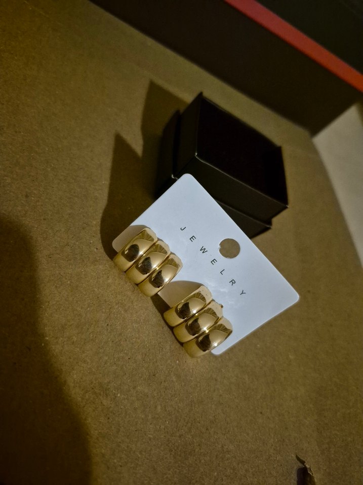 Mini Kemerli Altın Renk Kadın Küpeler - Görsel 4