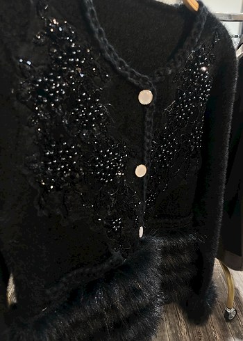 Siyah İşlemeli Angora Kürk Detaylı Kadın Hırka - Görsel 2