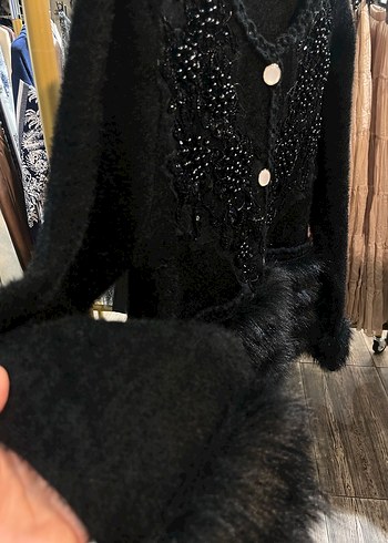 Siyah İşlemeli Angora Kürk Detaylı Kadın Hırka - Görsel 3