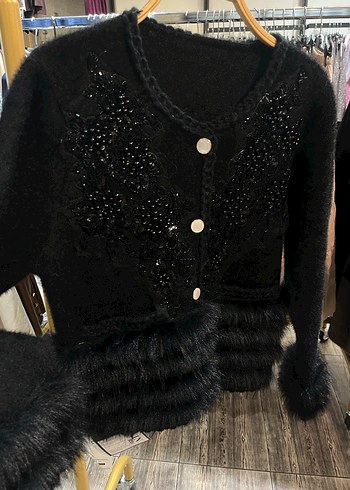 Siyah İşlemeli Angora Kürk Detaylı Kadın Hırka - Görsel 4