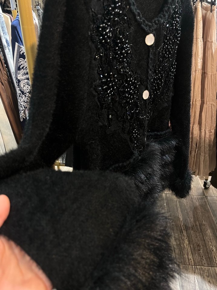 Siyah İşlemeli Angora Kürk Detaylı Kadın Hırka - Görsel 3