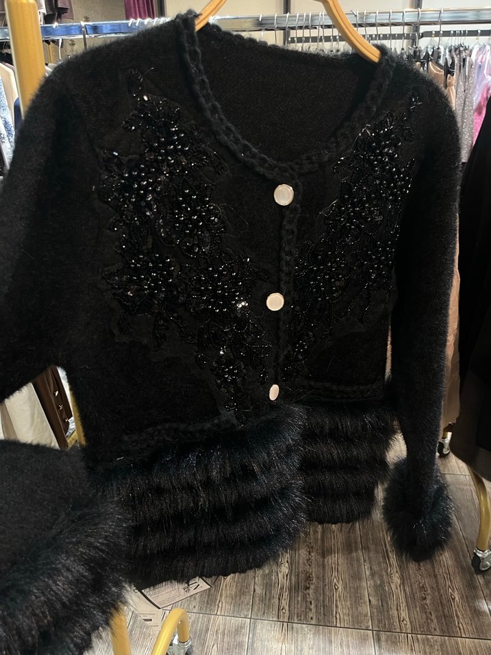 Siyah İşlemeli Angora Kürk Detaylı Kadın Hırka - Görsel 4