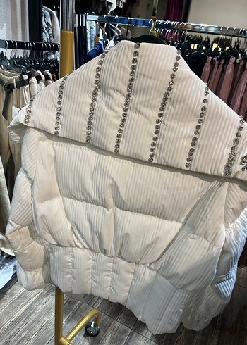 Nakışlı Siyah ve Beyaz Kadın Kışlık Mini Ceket - Görsel 4