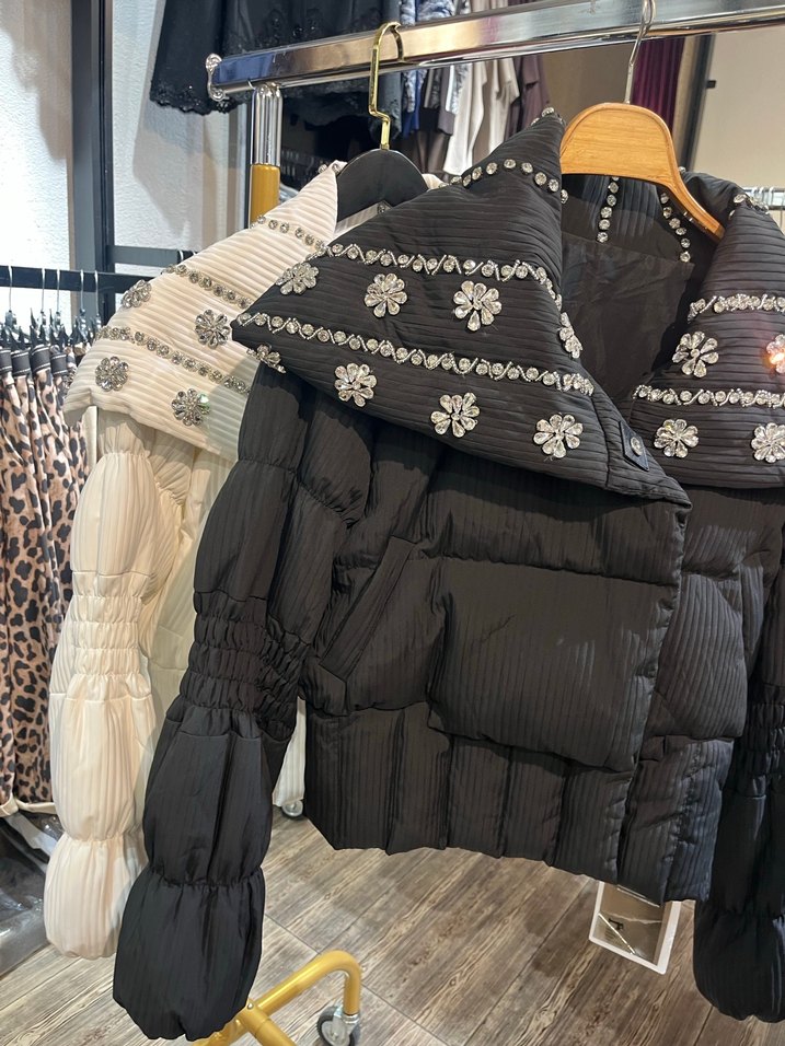 Nakışlı Siyah ve Beyaz  Kadın Kışlık Mini Ceket - Görsel 2