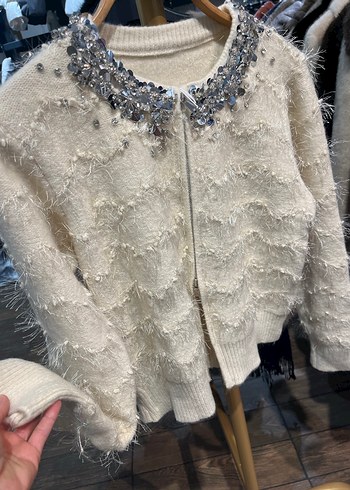 Kadı Beyaz Angora Nakışlı Hırka Son 1 adet - Görsel 2