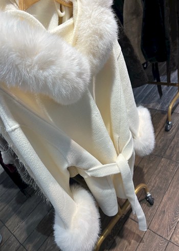 Kürk detaylı Krem rengi şık kaban - Görsel 2