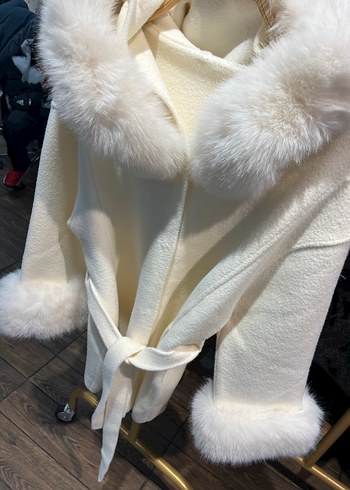 Kürk detaylı Krem rengi şık kaban - Görsel 3