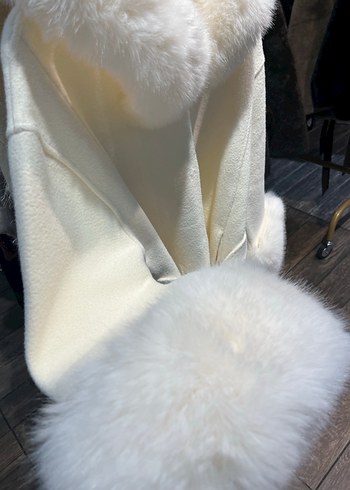 Kürk detaylı Krem rengi şık kaban - Görsel 5