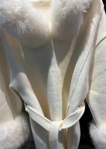 Kürk detaylı Krem rengi şık kaban - Görsel 4