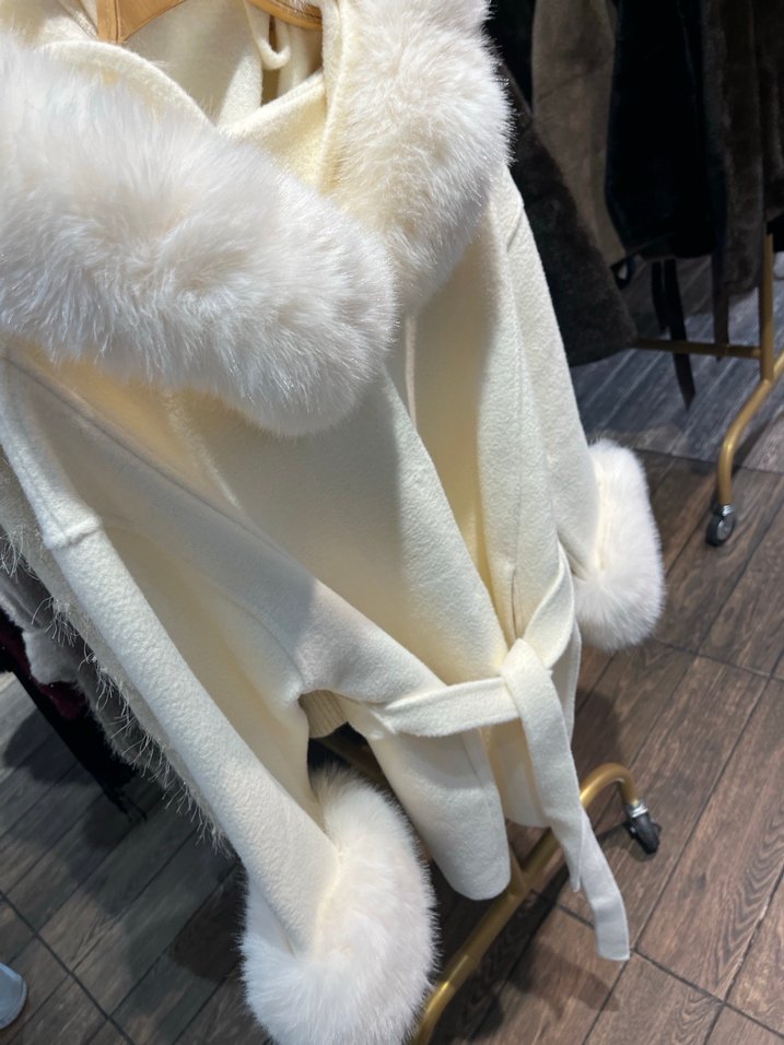 Kürk detaylı Krem rengi şık kaban - Görsel 2