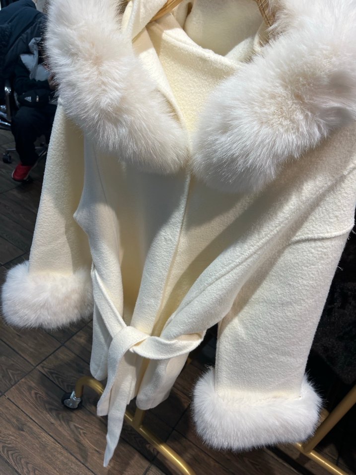 Kürk detaylı Krem rengi şık kaban - Görsel 3