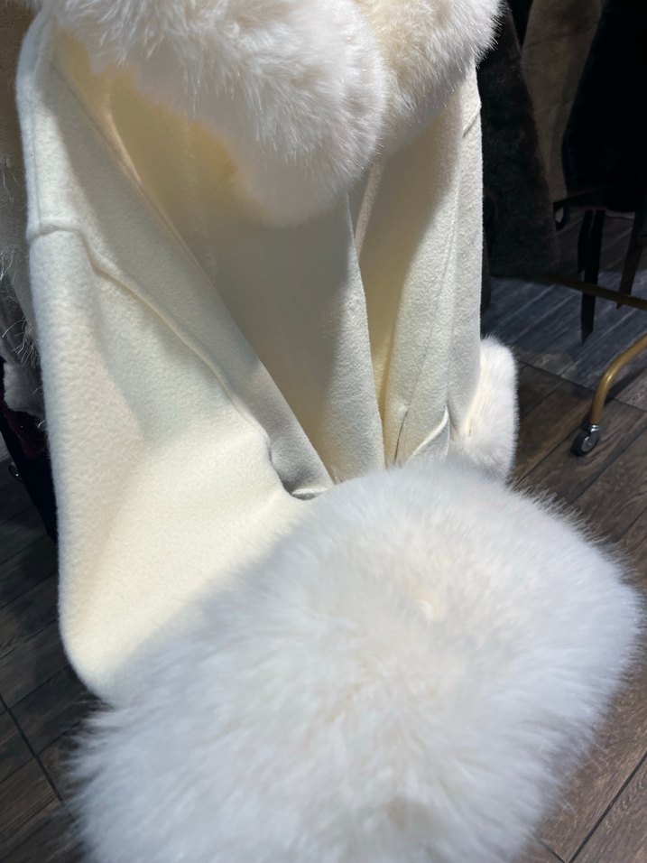 Kürk detaylı Krem rengi şık kaban - Görsel 5