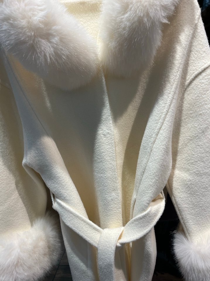 Kürk detaylı Krem rengi şık kaban - Görsel 4