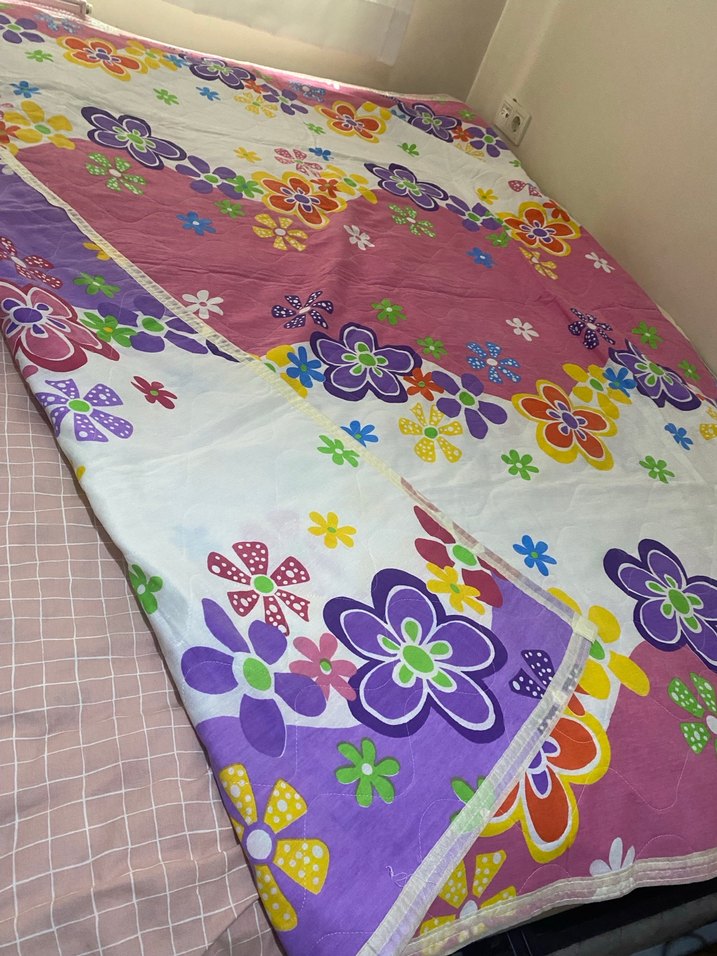 Çiçek Desenli Renkli Yatak Örtüsü - Görsel 2
