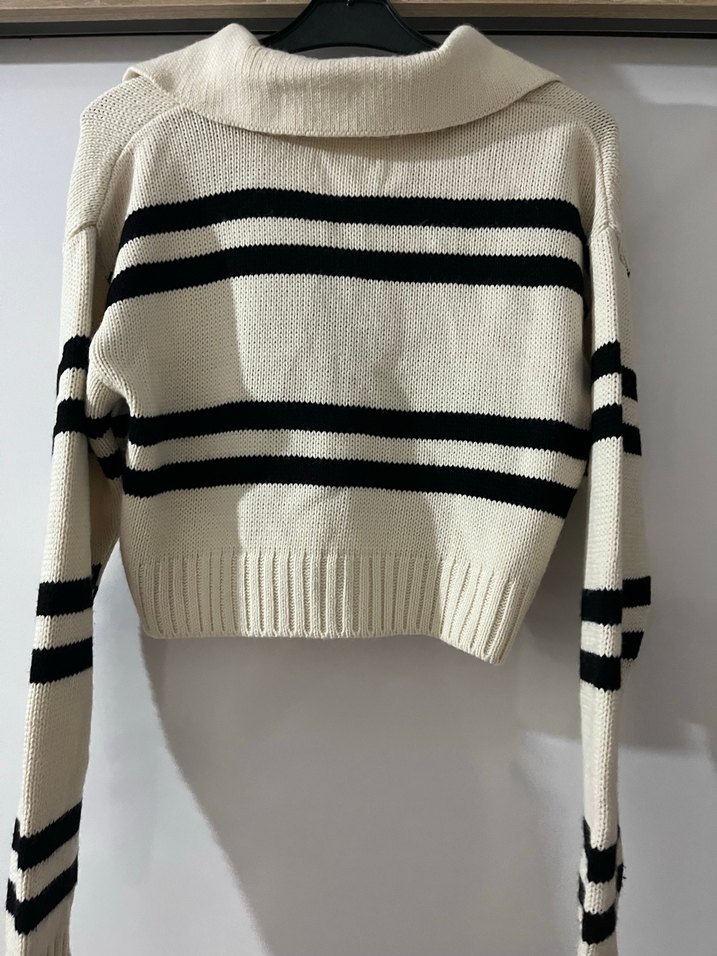 Çizgili V Yakalı Triko Kazak - Görsel 4