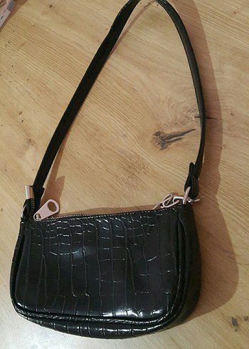 Zincir Detaylı Siyah Parlak Yılan Desenli Deri  Kadın Çanta - Görsel 2