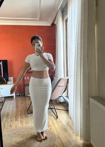 Beyaz Kısa Kollu Crop Top ve uzun etek takım - Görsel 3