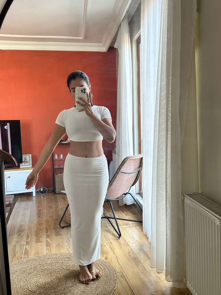Beyaz Kısa Kollu Crop Top ve uzun etek takım - Görsel 3