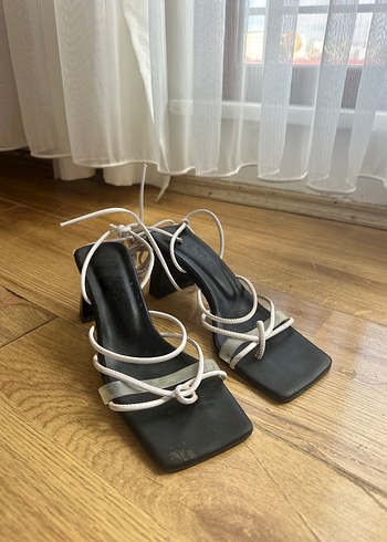 Emoyra marka, Beyaz Elastik Bağcıklı Topuklu Sandalet - Görsel 3