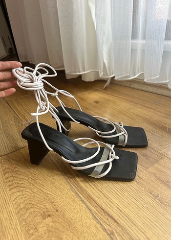 Emoyra marka, Beyaz Elastik Bağcıklı Topuklu Sandalet - Görsel 2